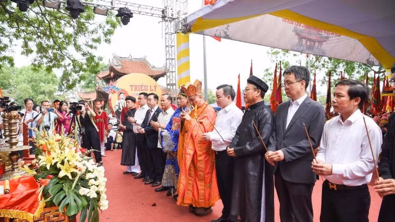 Local leaders and representatives of the Ly clan lineage in the Republic of Korea offer incense in tribute.