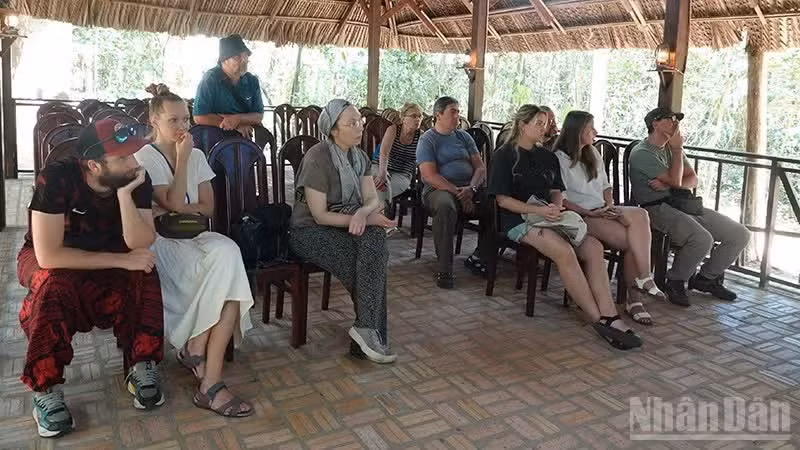 Foreign tourists visit the Cu Chi Tunnels historical site. (Photo: Linh Bao)