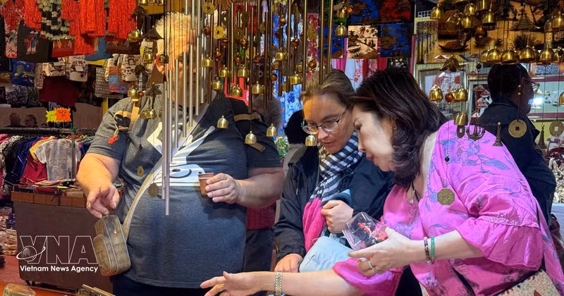 Traditional handicraft products at the Vietnamese booth attract visitors at the Paris Fair (Photo: VNA)