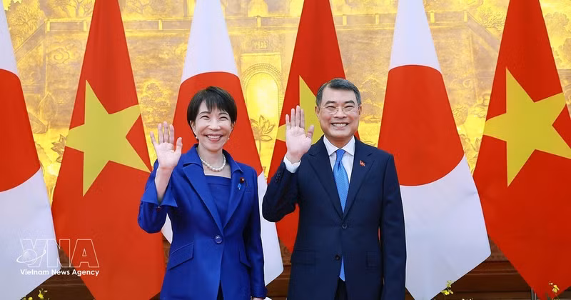 Prime Minister Le Minh Hung and Japanese Prime Minister Takaichi Sanae pose for a photo at the official welcome ceremony on May 2, 2026. (Photo: VNA)