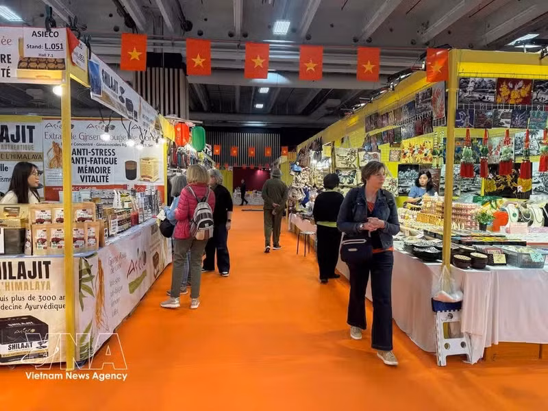 The exhibition area of Vietnamese enterprises in the “World in Paris” section stands out with the red flag with a yellow star (Photo: VNA)