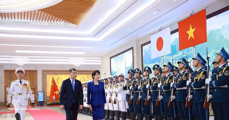 Prime Minister Le Minh Hung and his Japanese counterpart Takaichi Sanae inspect the guard of honour of the Viet Nam People’s Army. (Photo: VNA)