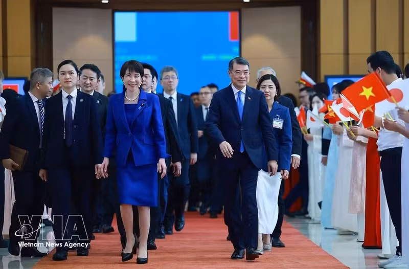 Prime Minister Le Minh Hung and his Japanese counterpart Takaichi Sanae arrive at the press briefing (Photo: VNA)