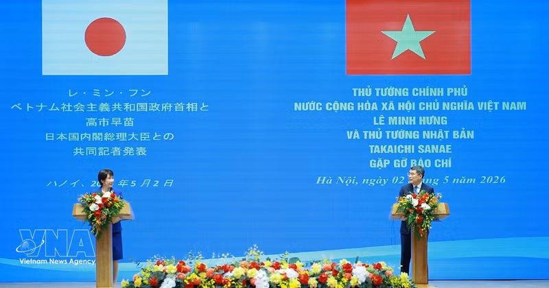 Prime Minister Le Minh Hung (R) and his Japanese counterpart Takaichi Sanae at the press briefing (Photo: VNA)