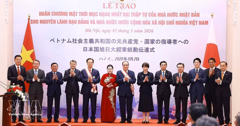 Prime Minister Le Minh Hung and Japanese Prime Minister Takaichi Sanae pose for a group photo with delegates. (Photo: VNA)
