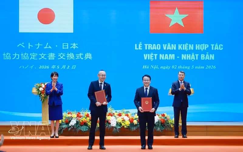 Prime Minister Le Minh Hung and Japanese Prime Minister Takaichi Sanae witness the exchange of a loan agreement (L/A) for the Disaster-Resilient Rural Development Project between the Government of Viet Nam and the Japan International Cooperation Agency (JICA). (Photo: VNA)