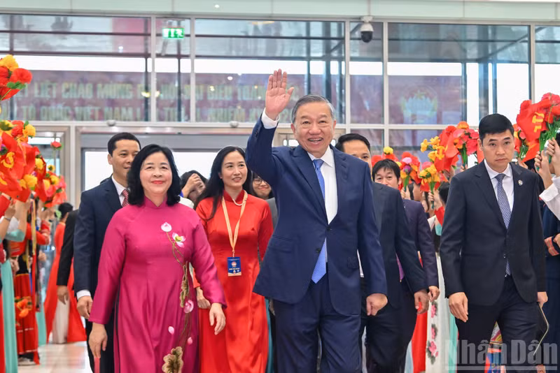 General Secretary and State President To Lam attends the congress.