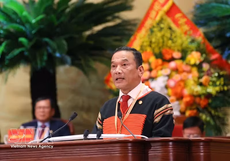 Y Giang Gry Nie Knong, Vice Secretary of the Party Committee and President of the VFF Committee of Dak Lak province, delivers a speech at the congress on May 12, 2026. (Photo: VNA)
