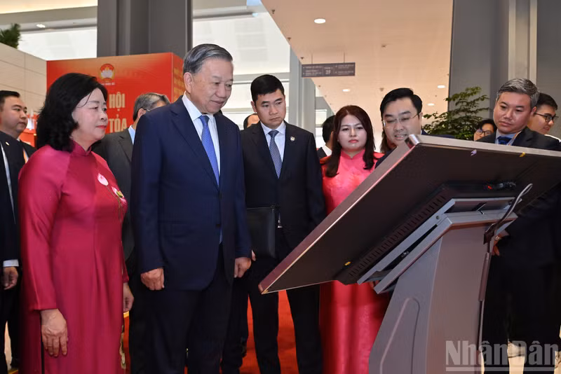 General Secretary and State President To Lam visits an exhibition on the sidelines of the congress.