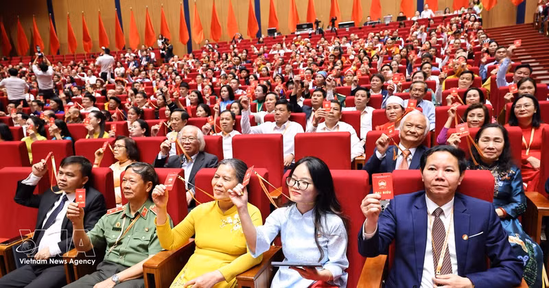 Delegates vote on the personnel scheme for the 11th-term Viet Nam Fatherland Front Central Committee for the 2026–2031 tenure. (Photo: VNA)