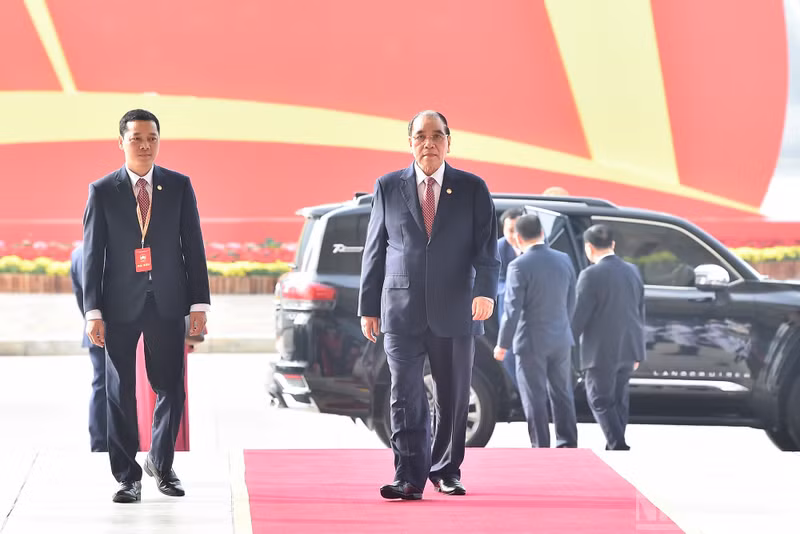 Former General Secretary Nong Duc Manh attends the congress.