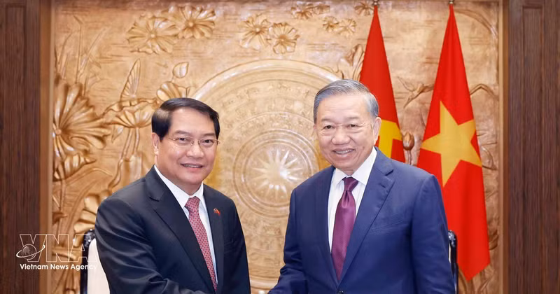 General Secretary of the Communist Party of Viet Nam Central Committee and President of Viet Nam To Lam (R) receives Athsaphangthong Siphandone, member of the Lao People’s Revolutionary Party Central Committee, Secretary of the Vientiane Party Committee and Chairman of the municipal People’s Council, in Ha Noi on May 12, 2026. (Photo: VNA)