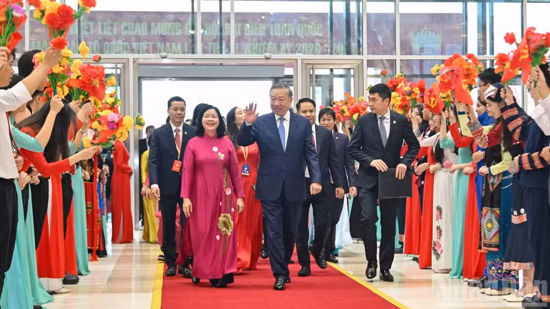 General Secretary and State President To Lam attends the congress.