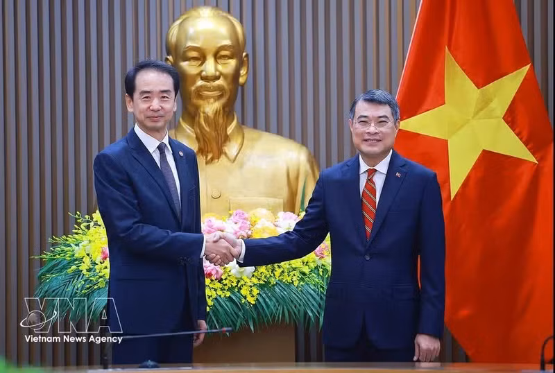 Prime Minister Le Minh Hung receives Chinese Ambassador to Viet Nam He Wei in Ha Noi on May 12. (Photo: VNA)