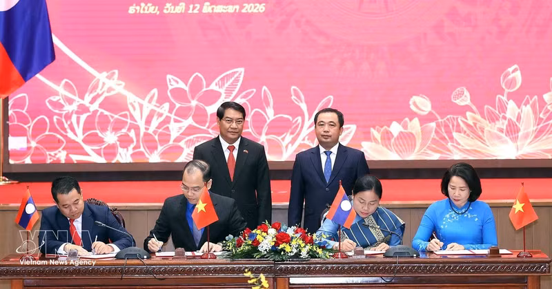 Secretary of the Ha Noi Party Committee Tran Duc Thang and Secretary of the Vientiane Party Committee Atsaphangthong Siphandone witness the signing of a memorandum of understanding on cooperation between the Women’s Unions of Ha Noi and Vientiane for 2026–2030, as well as a memorandum on enhanced cooperation between the Ho Chi Minh Communist Youth Union of Ha Noi and the Lao People’s Revolutionary Youth Union of Vientiane for the same period. (Photo: VNA)