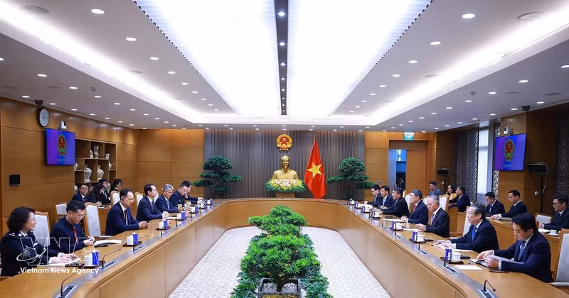 Prime Minister Le Minh Hung receives Chinese Ambassador to Viet Nam He Wei in Ha Noi on May 12. (Photo: VNA)