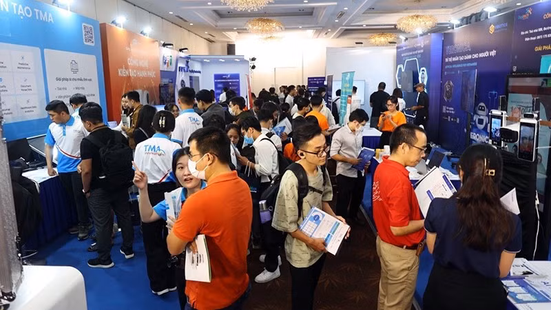 Viet Nam Artificial Intelligence Day attracts many people to experience AI application products. (Photo: nhandan.vn)