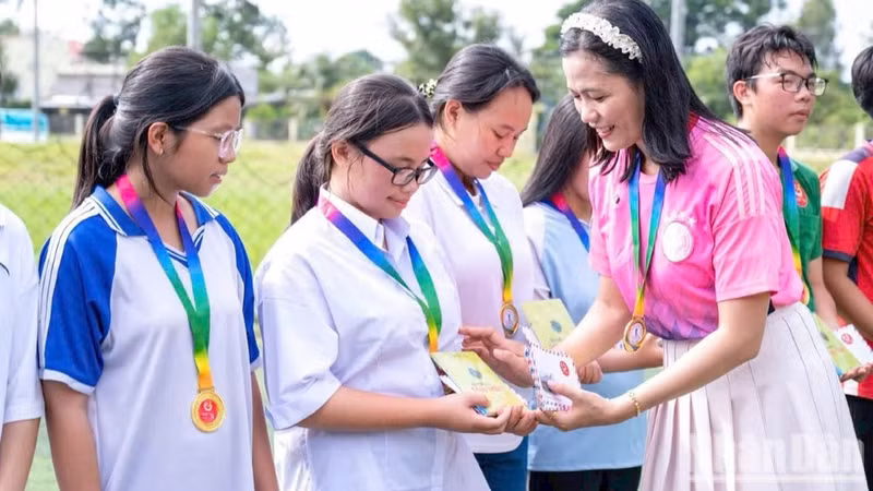 Nguyen Thi Minh Tam, Chairwoman of the Dong Thap Provincial Youth Club for People with Disabilities, presents gifts to disadvantaged students. (Photo: LY OANH)