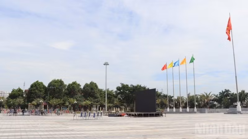 The main stage area at Quang Ngai Provincial Square, where the “Marching Forward with Viet Nam” event will take place (Photo: NDO)