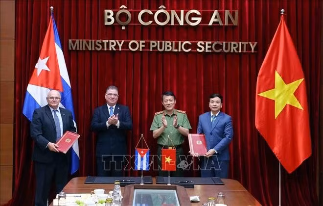 Vietnamese Minister of Public Security General Luong Tam Quang and Cuban Minister of the Interior Major General Lázaro Alberto Álvarez Casas witness the signing of cooperation agreement between Viet Nam's Department of Cybersecurity and High-Tech Crime Prevention and Control and Cuba's General Directorate of Counterintelligence. (Photo: VNA)
