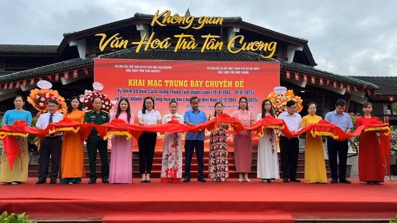 Delegates cut the red ribbon to open the exhibition. (Photo: NDO)