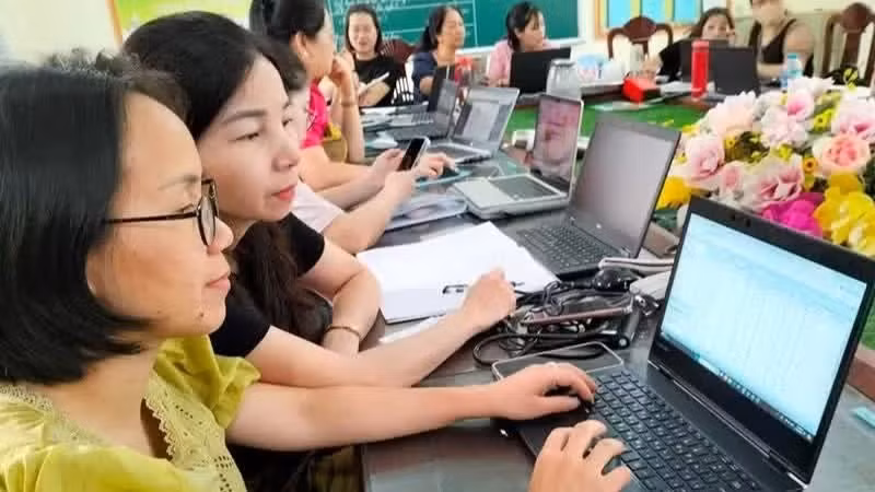 Staff and teachers at Yen My Primary School, Thanh Tri District, Ha Noi, are trained on the use of digital school records. (Photo: MINH PHUONG)