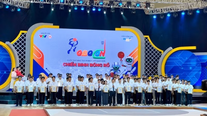 The Organising Committee awarded certificates of participation to the 32 teams in the final round of the 2025 Viet Nam Robocon Creativity Competition. (Photo: nhandan.vn)