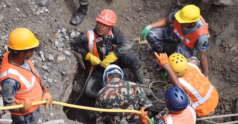 Rescue workers rescue trapped workers inside the Trishul 3A hydropower tunnel following flash floods in Rasuwa district, Nepal, on September 4 (Photo: XINHUA/VNA)