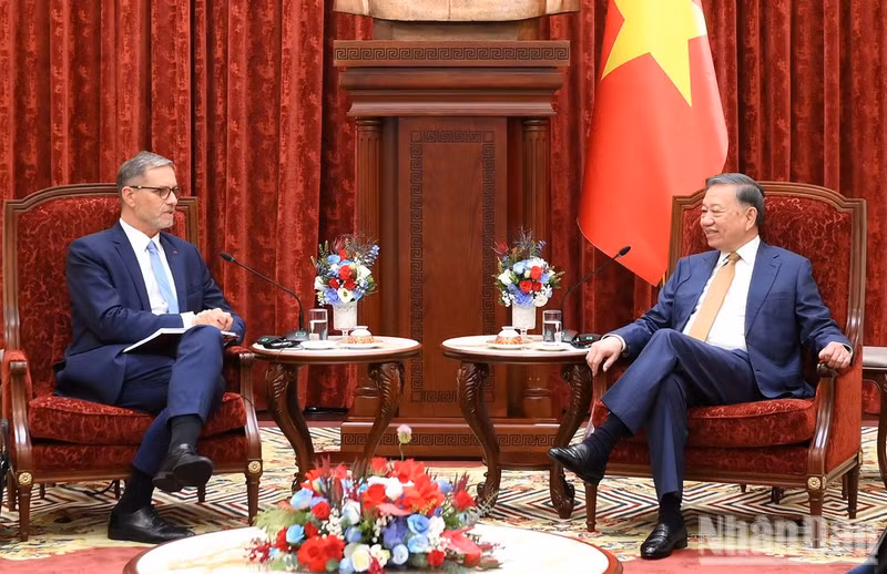 General Secretary of the Communist Party of Viet Nam Central Committee and President To Lam (right) and French Ambassador to Viet Nam Olivier Brochet at their meeting. (Photo: NDO)