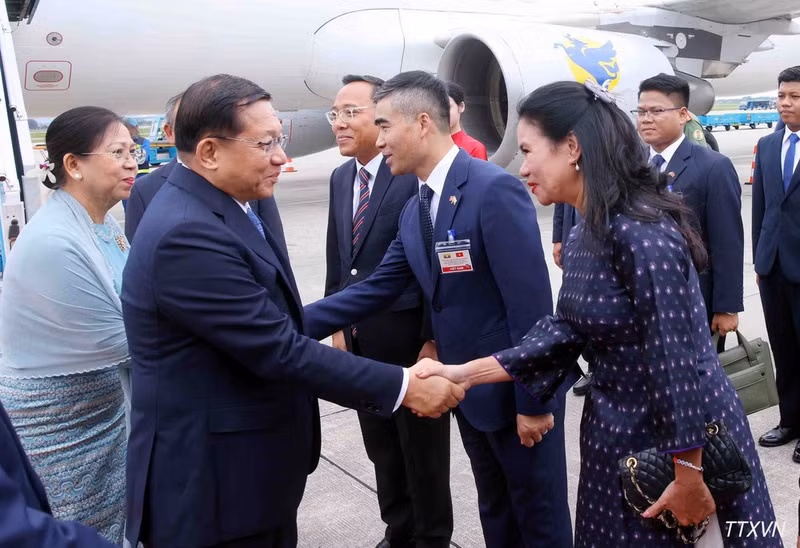 President of the Republic of the Union of Myanmar Min Aung Hlaing and his spouse Kyu Kyu Hla arrive in Ha Noi, beginning their official visit to Viet Nam from September 4 to 6, 2026. (Photo: VNA)