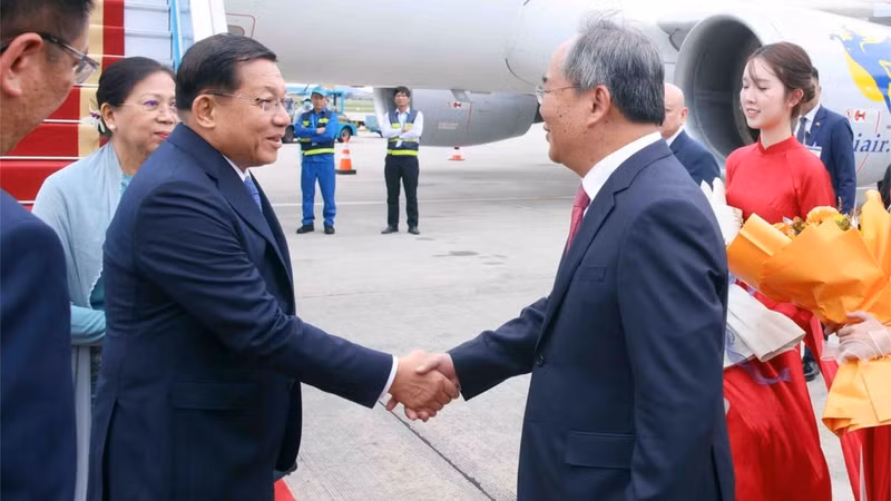Chairman of the Office of the President Le Khanh Hai welcomes President of the Republic of the Union of Myanmar Min Aung Hlaing and his spouse Kyu Kyu Hla at Noi Bai International Airport in Ha Noi. (Photo: VNA)