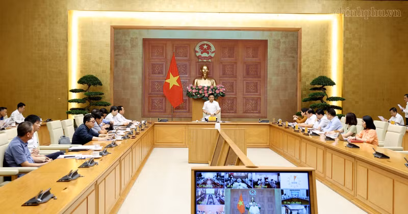 Deputy Prime Minister Nguyen Van Thang chairs the meeting on September 4. (Photo: chinhphu.vn)