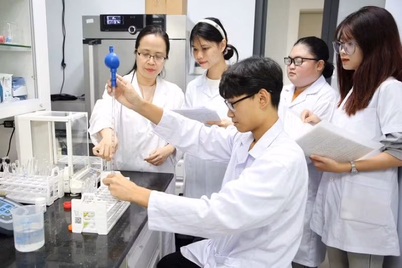 Science and technology are driving the country’s development in the new era. (Photo: Students at Viet Nam National University, Ha Noi, during an AI class).