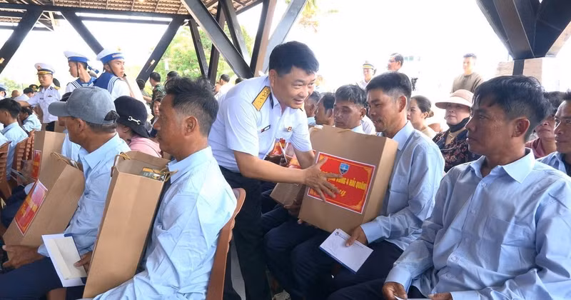 Representatives of Naval Region 4 Command present 32 gift packages to the fishermen. (Photo published by VNA)