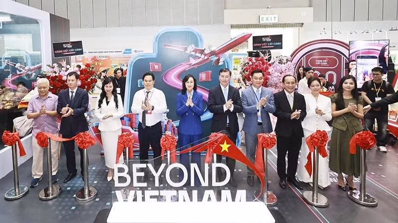 Delegates perform the launch ceremony for the “Beyond Viet Nam – Vietnamese Goods Taking Flight” project. (Photo: Provided by the organisers)