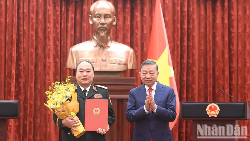 General Secretary of the Communist Party of Viet Nam Central Committee and President To Lam (right) presents the decision to Le Quang Dao. (Photo: NDO)