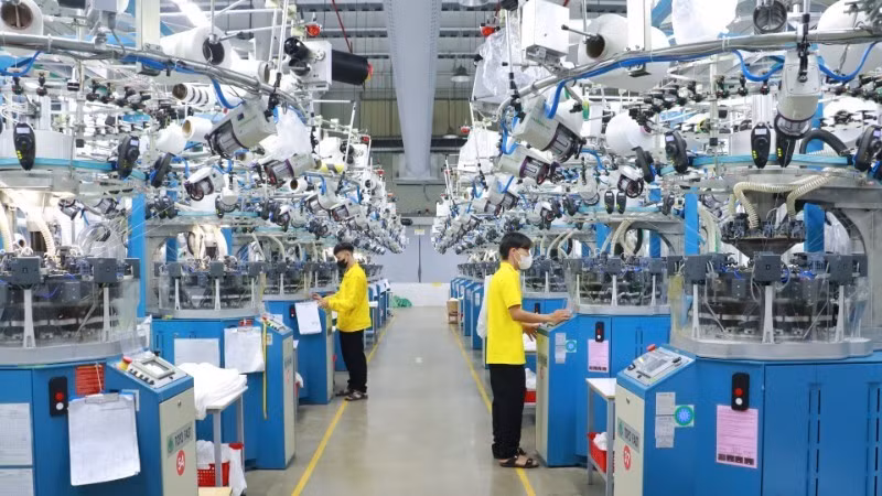 Production activities at Viet Nam Bangjie Knitting Company Limited, Pho Noi Textile and Garment Industrial Park, Hung Yen Province. (Photo: Nhan Dan Newspaper)