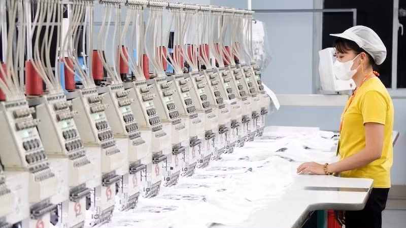 Production for export at Tinh Loi Garment Company Ltd in Nam Sach Industrial Park, Hai Phong City. (Photo: NDO)