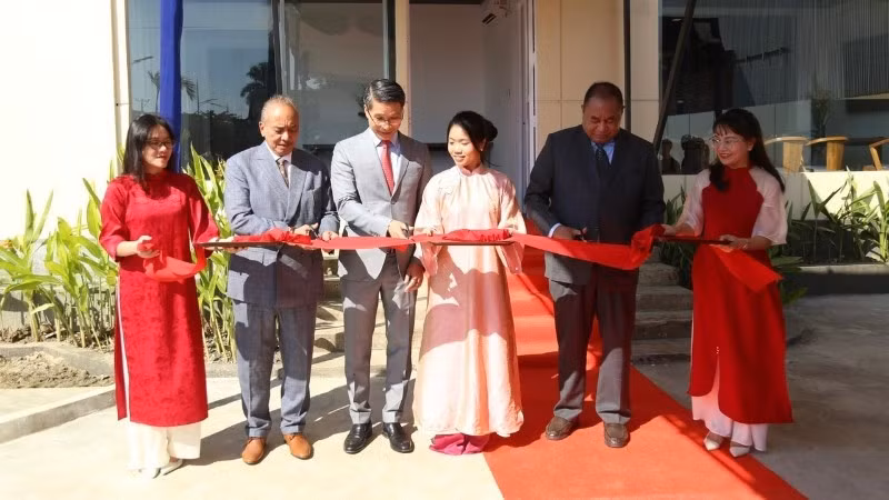 Chargé d'Affaires Pham Binh Dam and delegates cut the ribbon to officially open the Vietnamese Embassy in Timor-Leste. (Photo: Vietnamese Embassy in Timor-Leste)