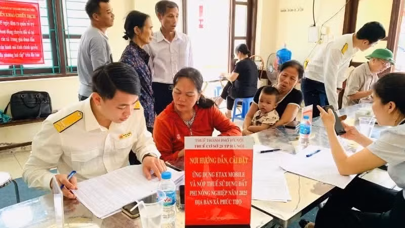Tax officials in Ha Noi conduct a campaign to cleanse land data.