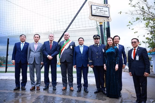 Prime Minister Pham Minh Chinh (fifth, left) visits Ho Chi Minh Boulevard in Algiers (Photo: VNA)
