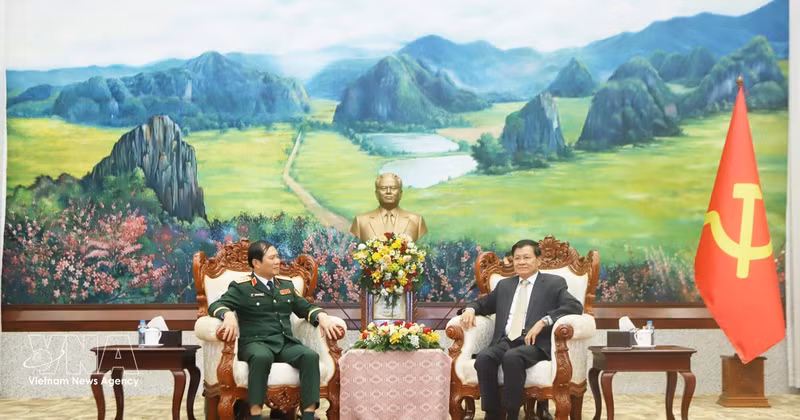 General Secretary of the Lao People's Revolutionary Party (LPRP) Central Committee and President of Laos Thongloun Sisoulith (right) receives General Nguyen Tan Cuong, Chief of the General Staff of the Vietnam People’s Army and Deputy Minister of National Defence, on April 22. (Photo: VNA)
