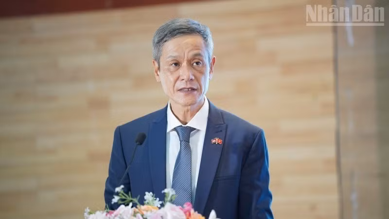 Vietnamese Ambassador to Cambodia Nguyen Minh Vu delivers the opening speech. (Photo: DINH TRUONG)