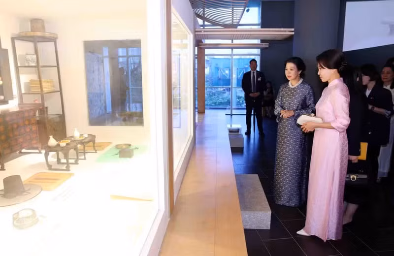 Madame Ngo Phuong Ly, spouse of Party General Secretary and State President To Lam, and Madame Kim Hae Kyung, spouse of Korean President Lee Jae Myung, visit the Viet Nam Museum of Ethnology. (Photo: VNA)