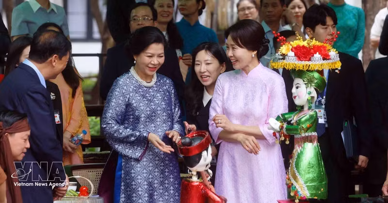 Party General Secretary and State President To Lam’s spouse Ngo Phuong Ly and Korean President Lee Jae Myung’s spouse Kim Hae Kyung enjoy a water puppet performance. (Photo: VNA)