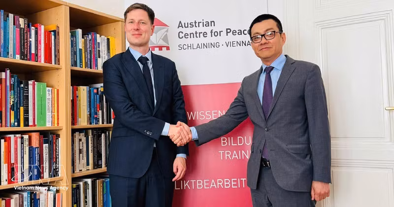 Vietnamese Ambassador to Austria Vu Le Thai Hoang (R) and Tobias Lang, Director of the Austrian Centre for Peace (ACP) at their working session in Vienna on April 23. (Photo: VNA)