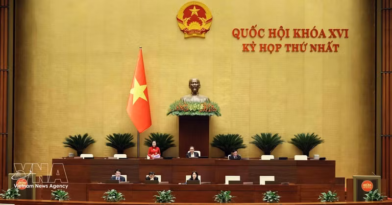 An overview of a plenary discussion at the first session of the 16th National Assembly (Photo: VNA)