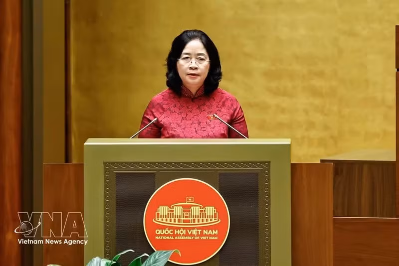 President of the Viet Nam Fatherland Front Central Committee Bui Thi Minh Hoai presents a report on public opinions and recommendations. (Photo: VNA)
