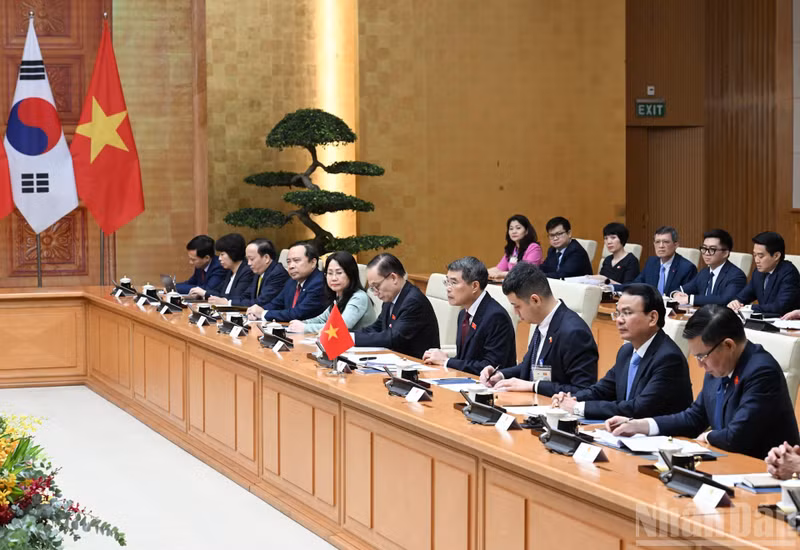 Prime Minister Le Minh Hung and members of the Vietnamese Government meet with RoK President Lee Jae Myung.