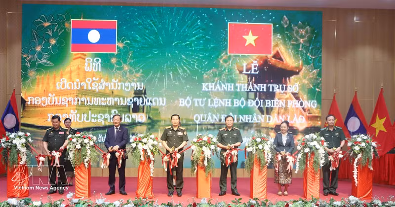 Delegates cut the ribbon to inaugurate the Lao Border Guard Command's headquarters in Vientiane. (Photo: VNA)
